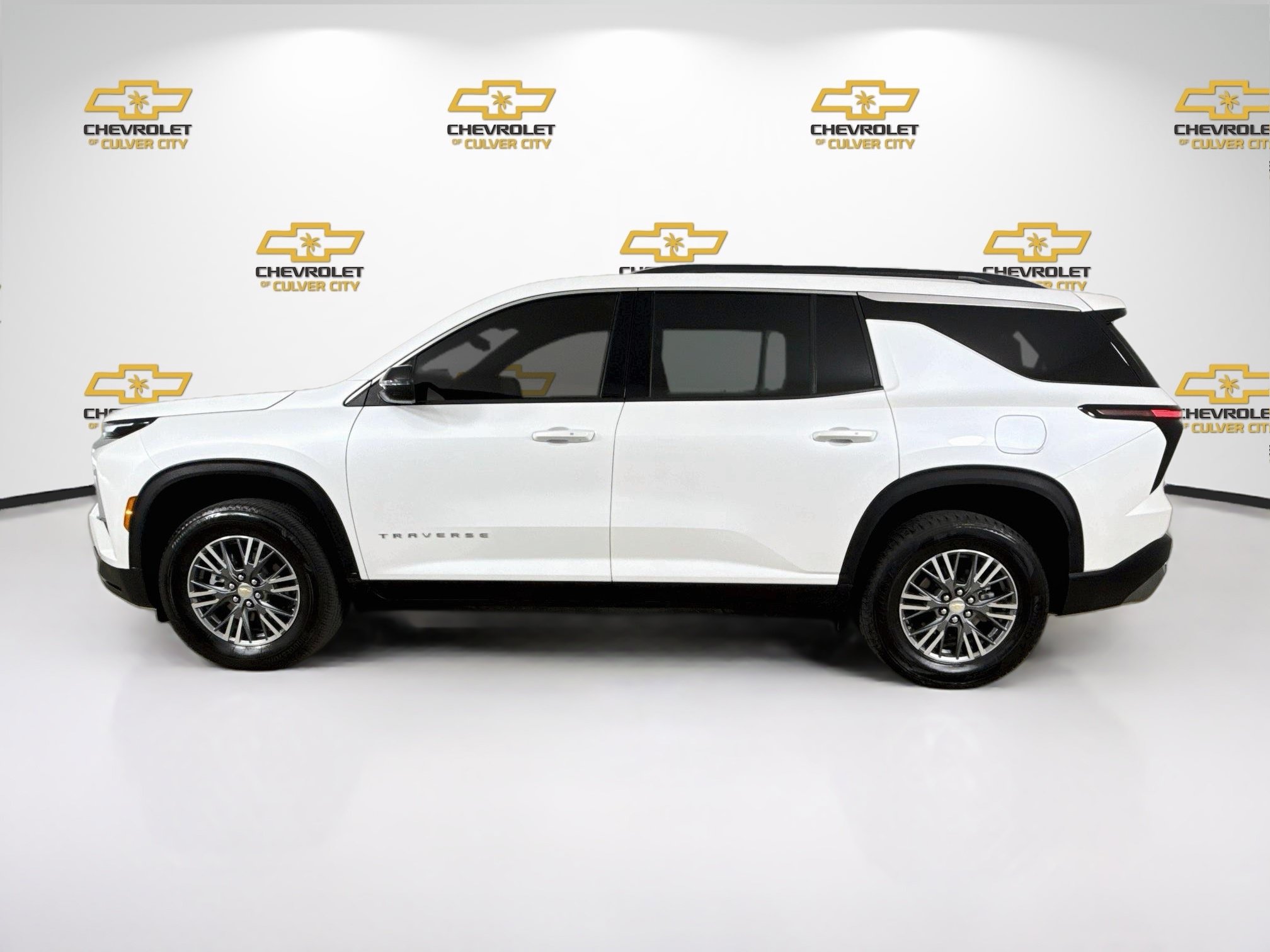 Used 2025 Chevrolet Traverse LT FWD image 5