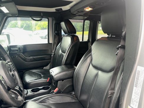 Used 2017 Jeep Wrangler Unlimited Sahara AWD/4WD image 11