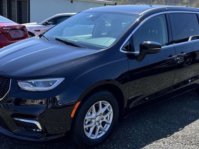 Used 2024 Chrysler Pacifica Touring-L