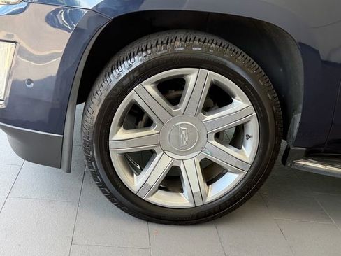 Used 2018 Cadillac Escalade ESV Luxury RWD image 4