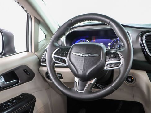 Used 2023 Chrysler Pacifica Touring-L FWD image 12