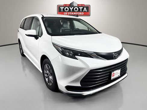 Certified 2026 Toyota Sienna LE AWD/4WD image 1