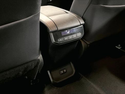 Used 2021 Toyota Highlander LE image 35