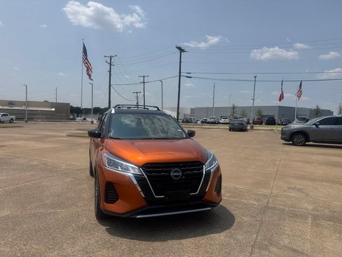 Used 2024 Nissan Kicks SV w/ Exterior Package FWD image 3