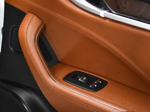 Used 2021 Maserati Levante image 15