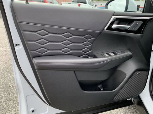 New 2025 Mitsubishi Outlander SEL image 5