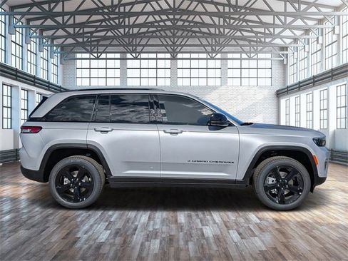 New 2025 Jeep Grand Cherokee Limited w/ Luxury Tech Group II image 3