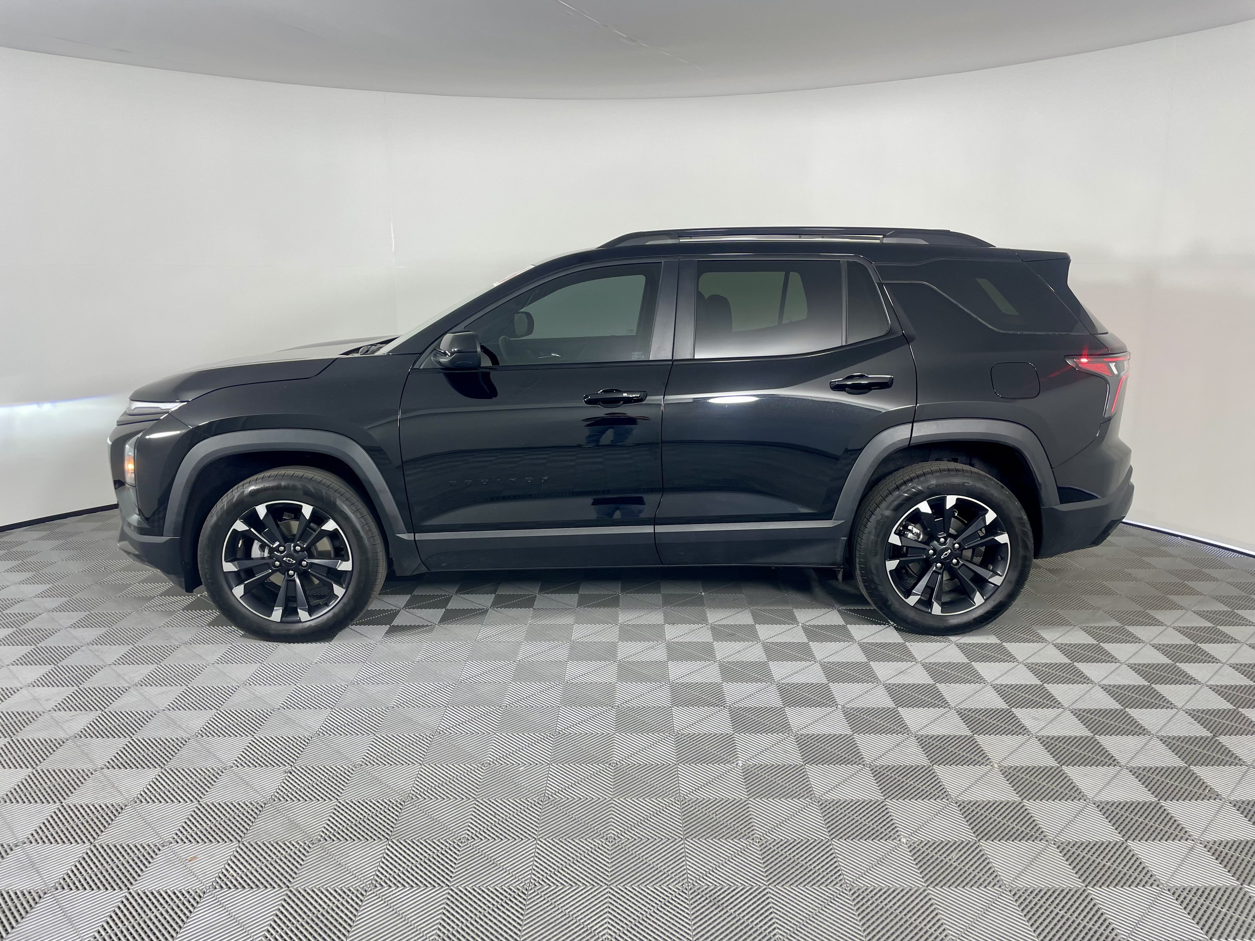 Used 2026 Chevrolet Equinox RS FWD image 2