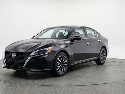 Used 2025 Nissan Altima 2.5 SV FWD image 3