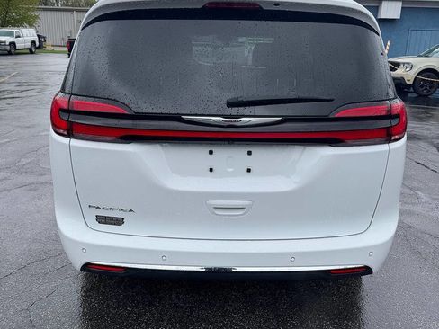 Used 2025 Chrysler Pacifica Select FWD image 9