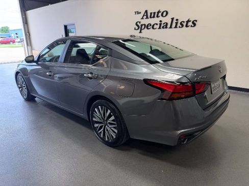 Used 2025 Nissan Altima 2.5 SV FWD image 2