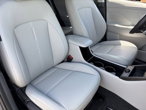 Used 2025 Hyundai Kona Limited FWD image 9