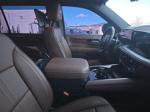 Used 2025 Chevrolet Suburban High Country image 10