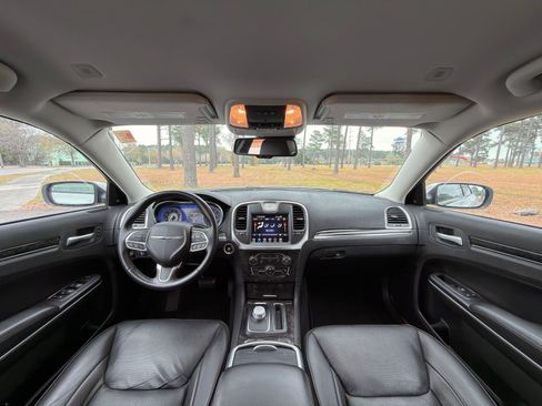 Used 2022 Chrysler 300 Touring L w/ Safetytec Plus Group image 2