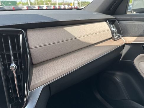 Certified 2025 Volvo XC90 B6 Plus AWD/4WD image 33