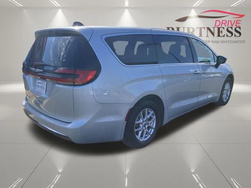 Used 2024 Chrysler Pacifica Touring-L FWD image 12