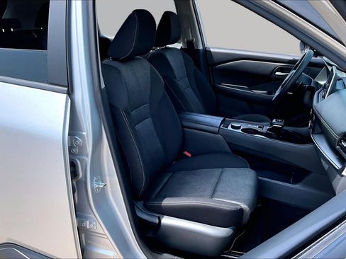 Used 2024 Nissan Rogue SV AWD/4WD image 9