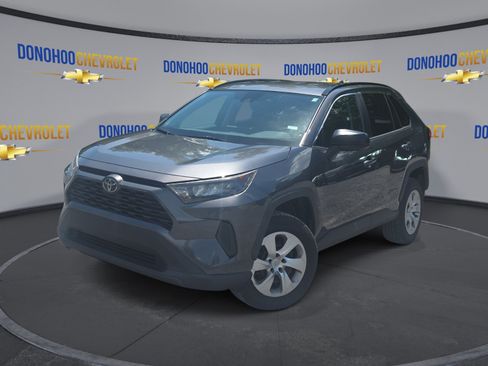 Used 2019 Toyota RAV4 LE FWD image 4