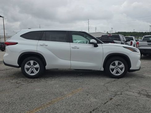 Used 2023 Toyota Highlander LE FWD image 7