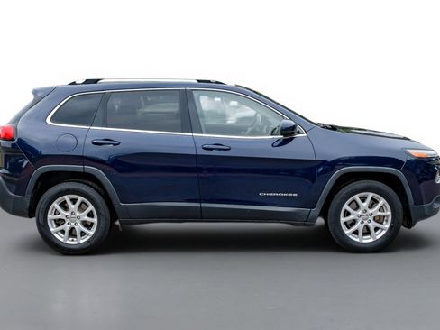 Used 2015 Jeep Cherokee Latitude w/ Cold Weather Group AWD/4WD image 5