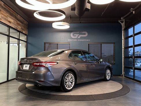 Used 2018 Toyota Camry XLE image 3