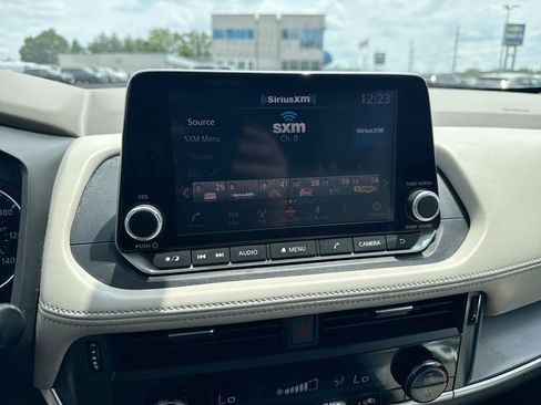 Used 2023 Nissan Rogue SV FWD image 16