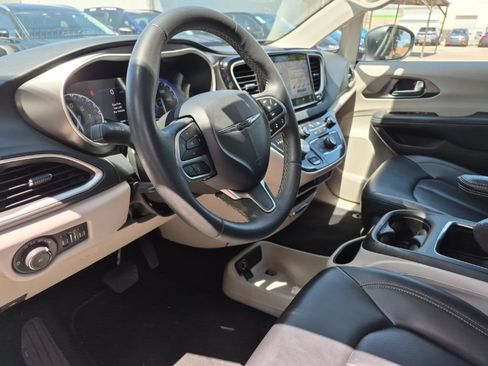 Used 2023 Chrysler Pacifica Touring-L FWD image 7