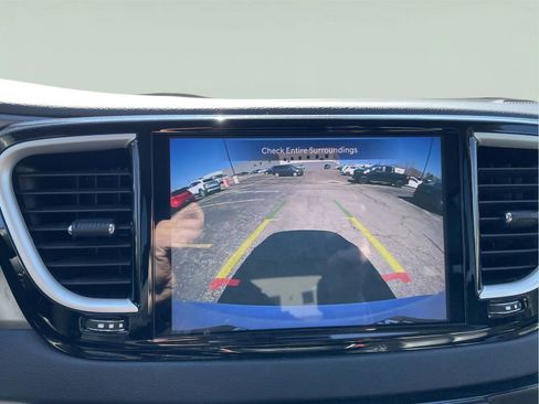 Used 2023 Chrysler Pacifica Touring-L image 30