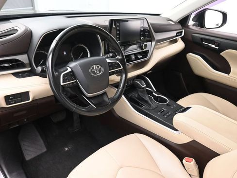 Used 2022 Toyota Highlander XLE AWD/4WD image 10