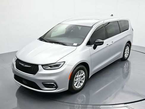 New 2026 Chrysler Pacifica Select image 10