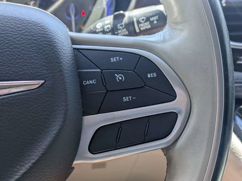 Used 2020 Chrysler Pacifica Limited FWD image 27