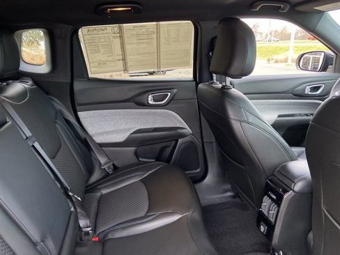 Used 2024 Jeep Compass Latitude image 20