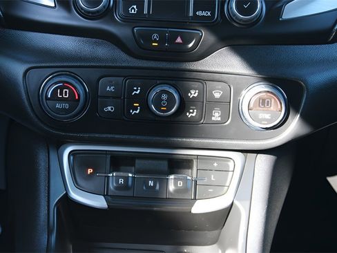 Used 2023 GMC Terrain SLE w/ Driver Convenience Package image 17