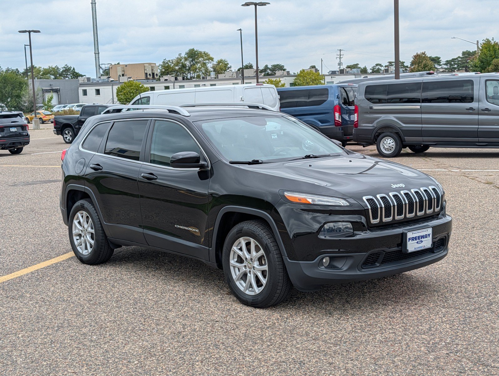 Used 2017 Jeep Cherokee Latitude w/ Cold Weather Group AWD/4WD image 7