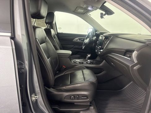 Used 2021 Chevrolet Traverse LT w/ LT Premium Package image 12
