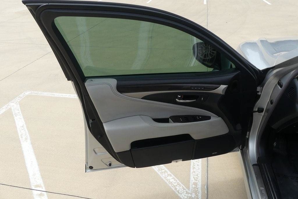 Used 2014 Lexus LS 460 w/ Comfort Package RWD image 9