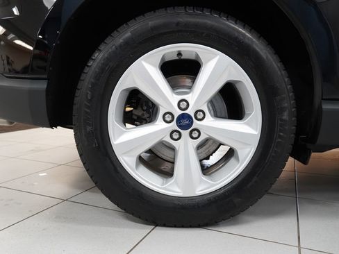 Used 2018 Ford Edge SE image 16