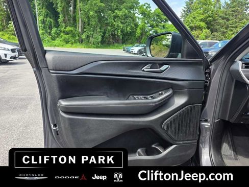 Used 2023 Jeep Grand Cherokee Laredo w/ Luxury Tech Group I AWD/4WD image 9
