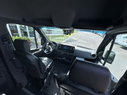 Used 2021 Mercedes-Benz Sprinter 2500 image 9