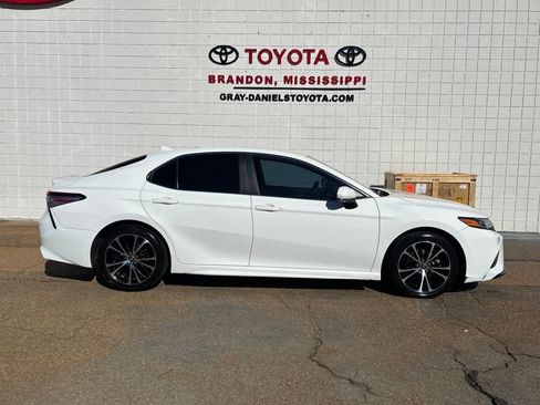Used 2020 Toyota Camry SE image 1