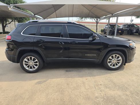Used 2019 Jeep Cherokee Latitude w/ Popular Appearance Group FWD image 2
