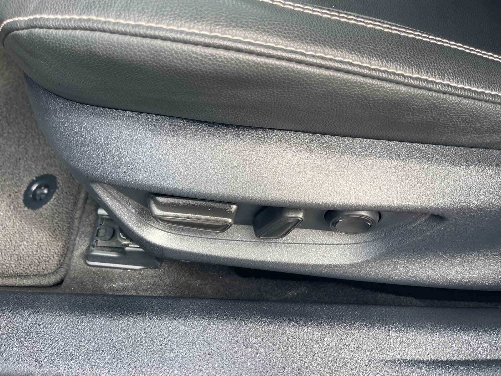 Used 2025 Toyota Camry SE w/ Convenience Package FWD image 9