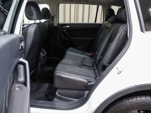 Used 2024 Volkswagen Tiguan SE w/ Panoramic Sunroof Package AWD/4WD image 12