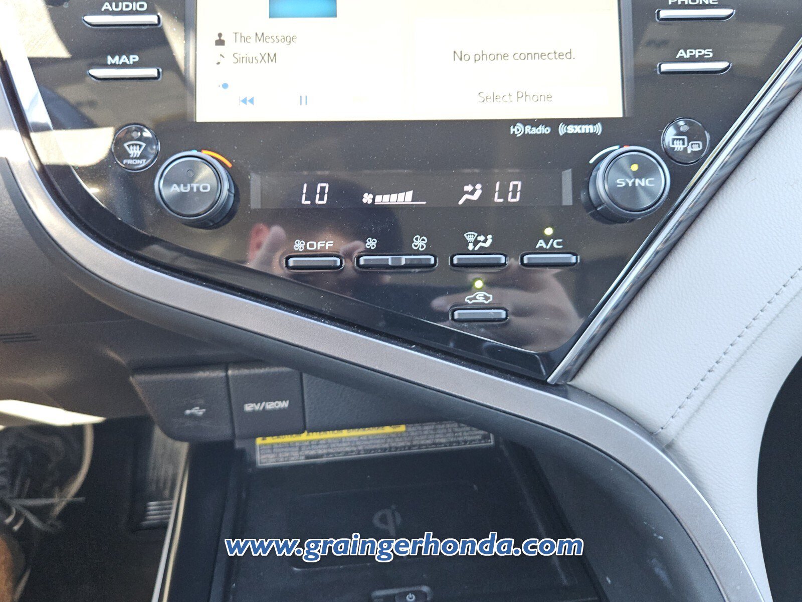 Used 2020 Toyota Camry XLE FWD image 17