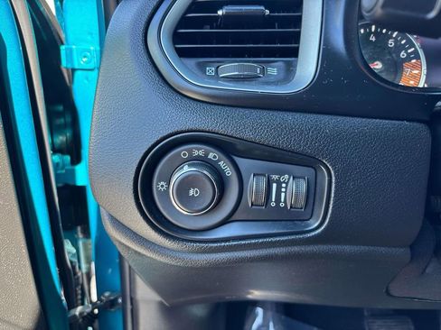 Used 2021 Jeep Renegade Latitude w/ Sun & Sound Group image 18