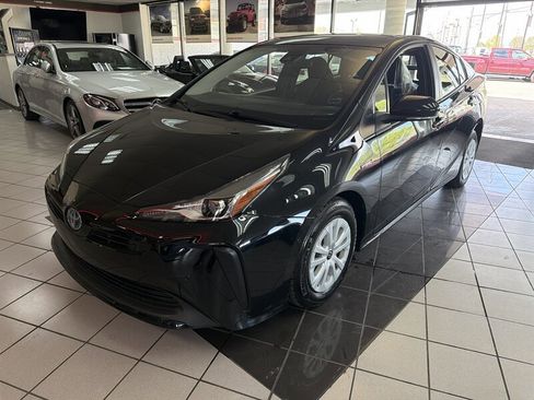 Used 2022 Toyota Prius LE image 2