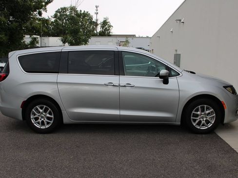 Used 2023 Chrysler Voyager LX FWD image 33