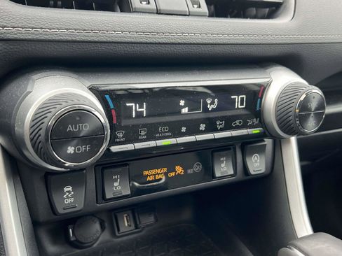 Used 2020 Toyota RAV4 XLE Premium image 31