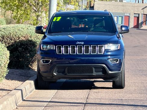 Used 2017 Jeep Grand Cherokee Laredo w/ Quick Order Package 23E image 2