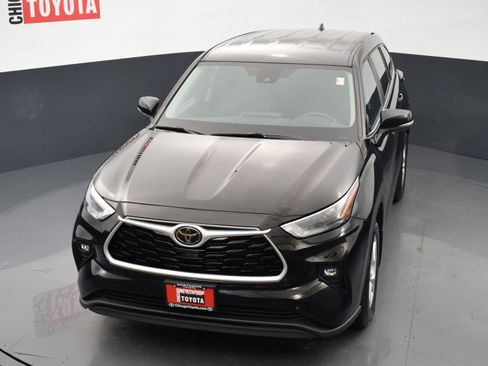 Used 2024 Toyota Highlander LE AWD/4WD image 25